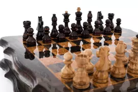 Шахматы из тонированной карельской березы "Фигурные"